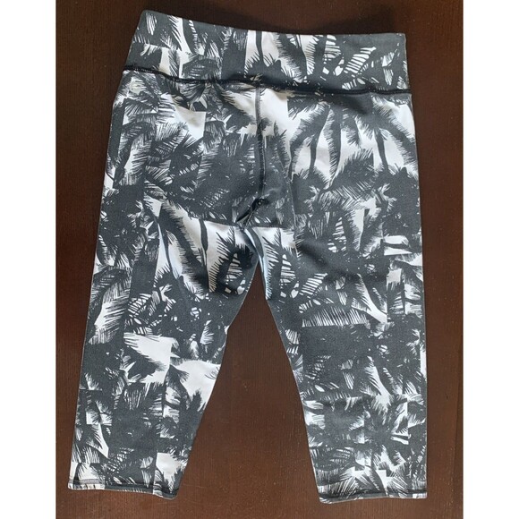 Fabletics Define Mid Rise Crop Legging Womens Sz Medium Black White Malibu Print - Picture 7 of 9